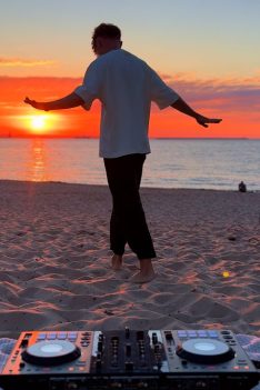 Chill Summer Deep House Mix – Sunset Vibes by Paxtone